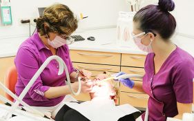 Unsere Leistungen umfassen neben den herkömmlichen Behandlungenmethoden der Zahnmedizin auch die kosmetische Zahnaufhellung.