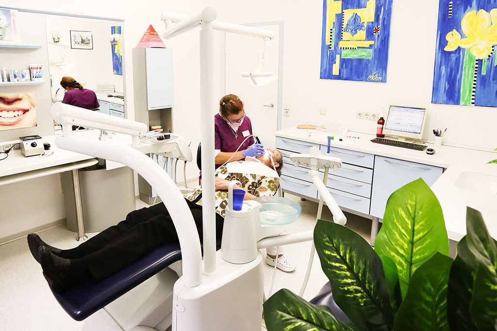 Einblicke in unsere Praxisräume in Saterland - Zahnmedizinische Fachangestellte kümmert sich um die Hygiene