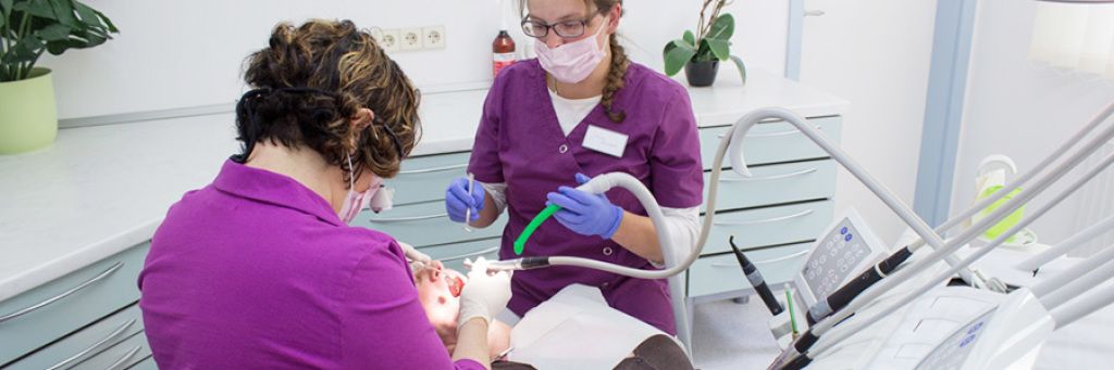 Leistungen der Zahnarztpraxis Galina Segal - Frau Segal führt eine Zahnbehandlung durch