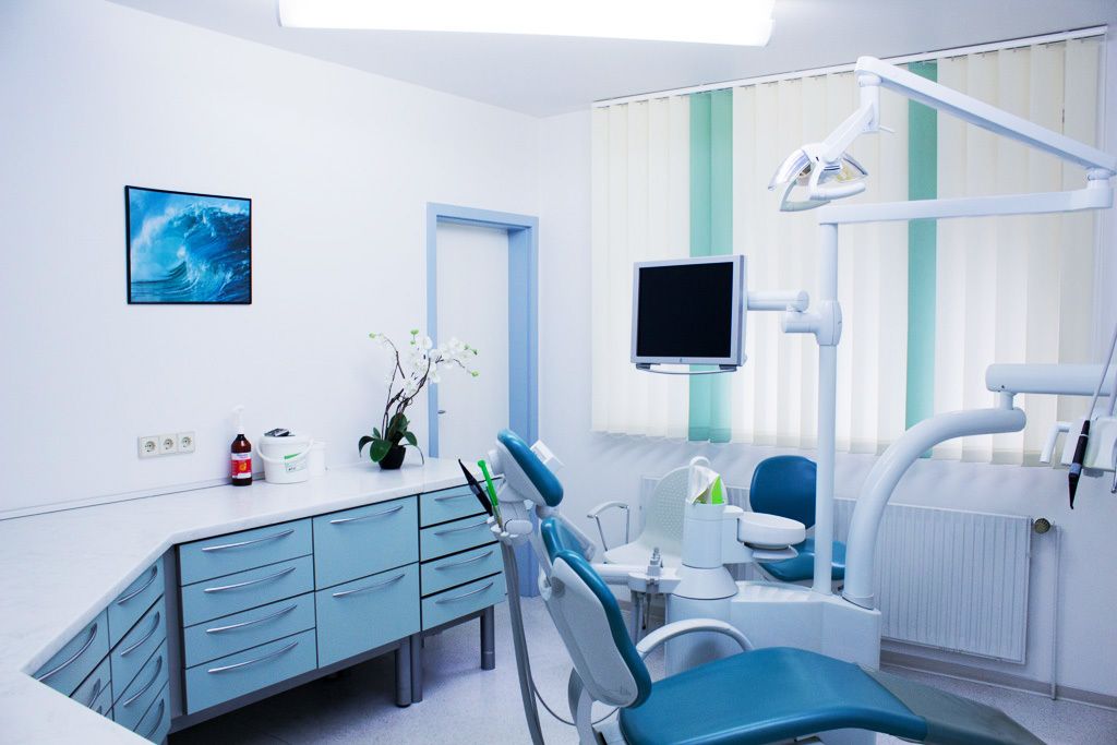 Einblicke in unsere Praxisräume in Saterland - Behandlungszimmer Blau
