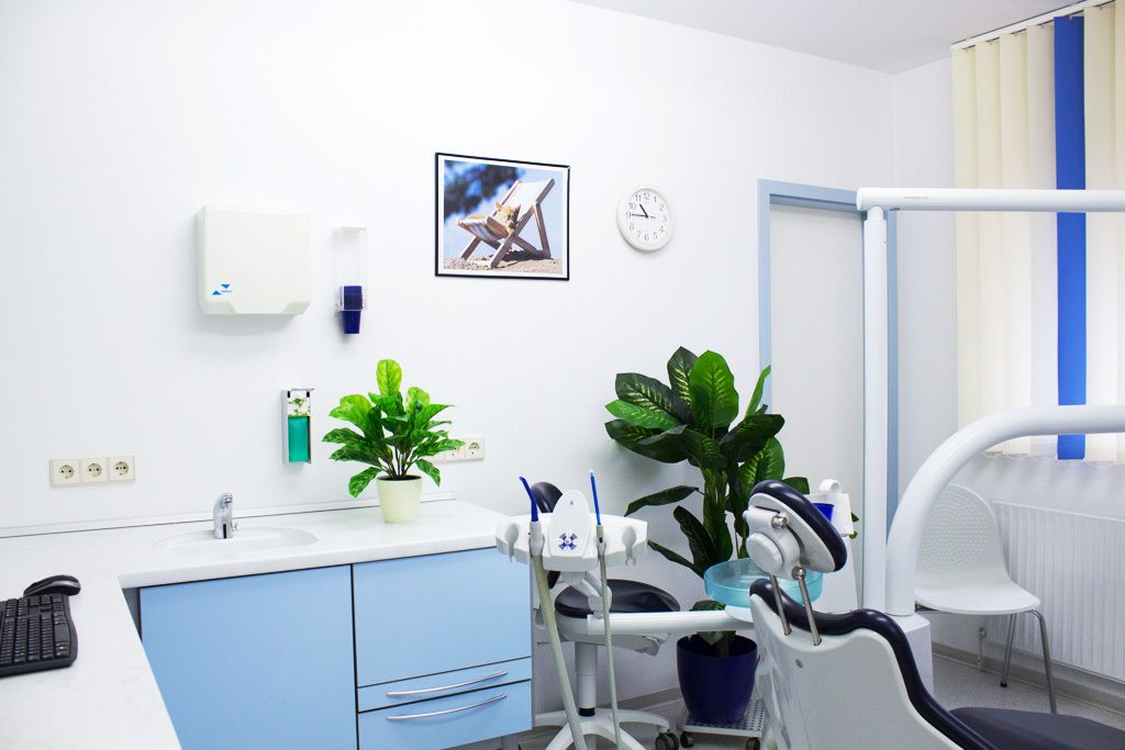 Einblicke in unsere Praxisräume in Saterland - aufgeräumtes Behandlungszimmer, modern